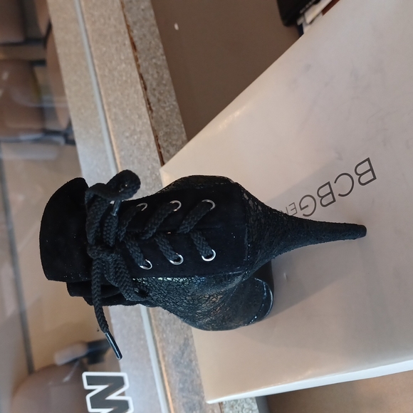 BCBGeneration "Michah" Suede Ruffle/Corset Pump Style Heel NEW- Sz. 8 - Picture 10 of 14